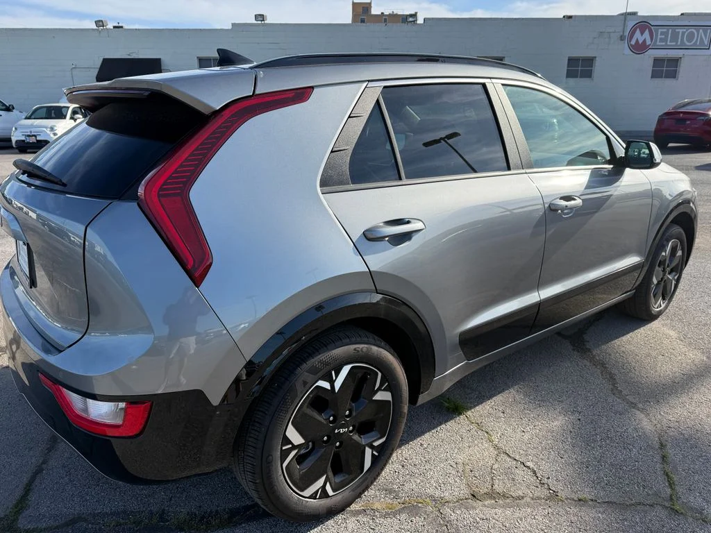 Used 2024 Gray Kia Wind image 21