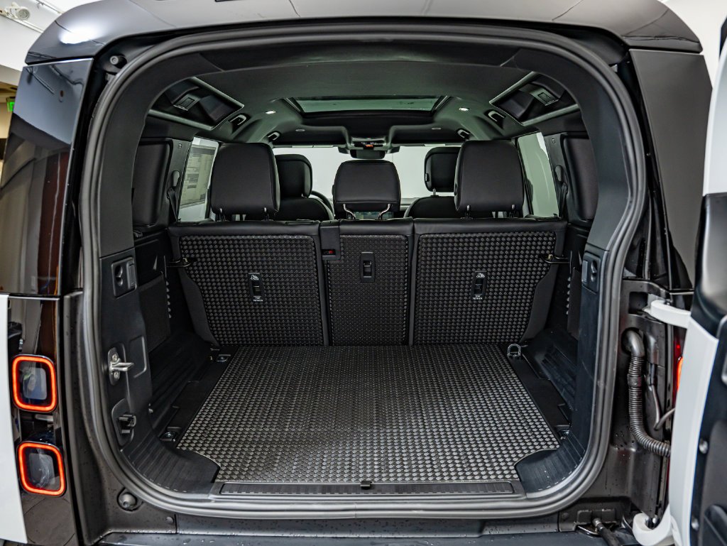 New 2026 Fuji White Land Rover X-Dynamic SE image 38