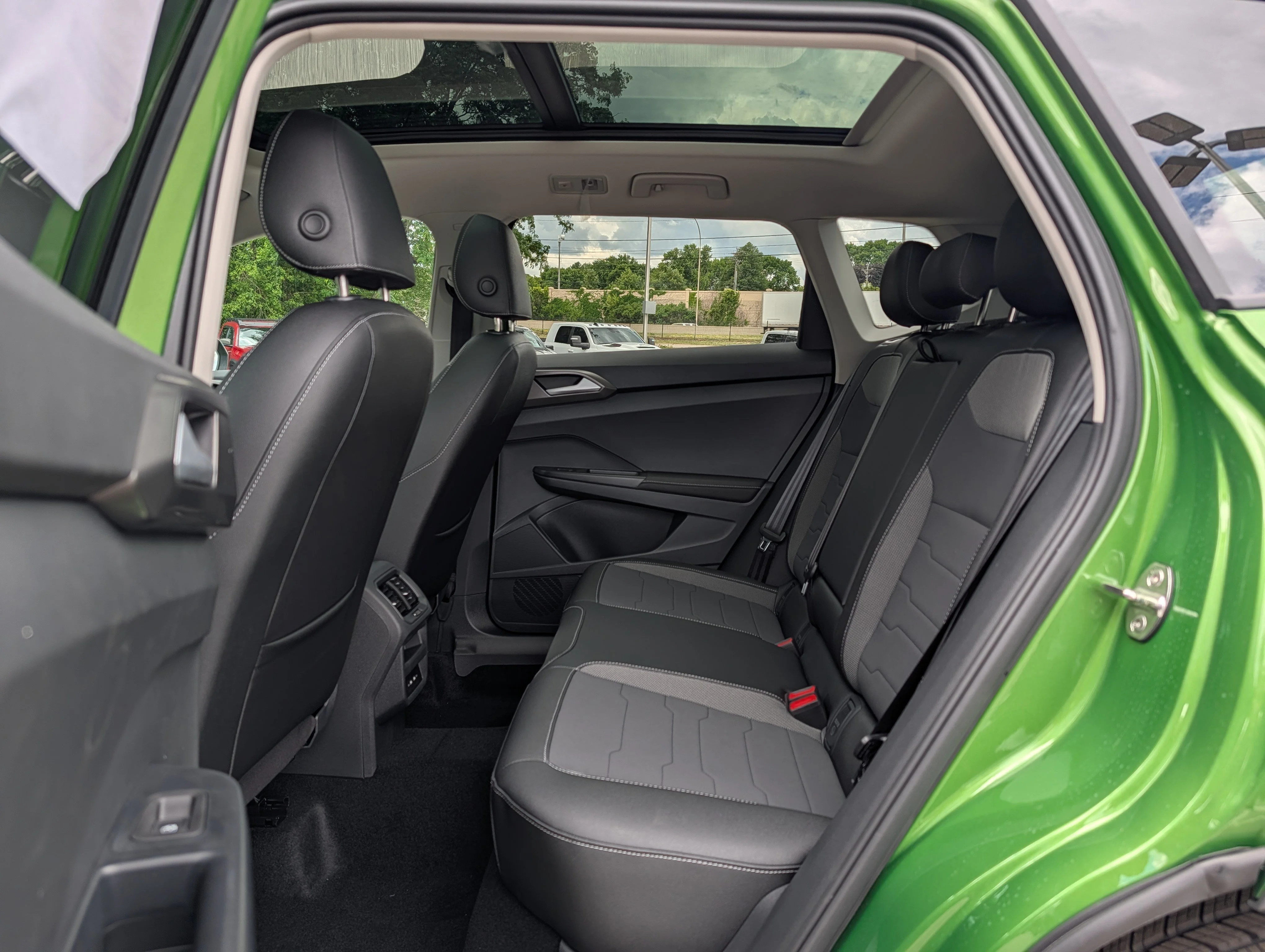 New 2026 Bright Moss Green Metallic/Deep Black Roof Volkswagen SE Black image 6