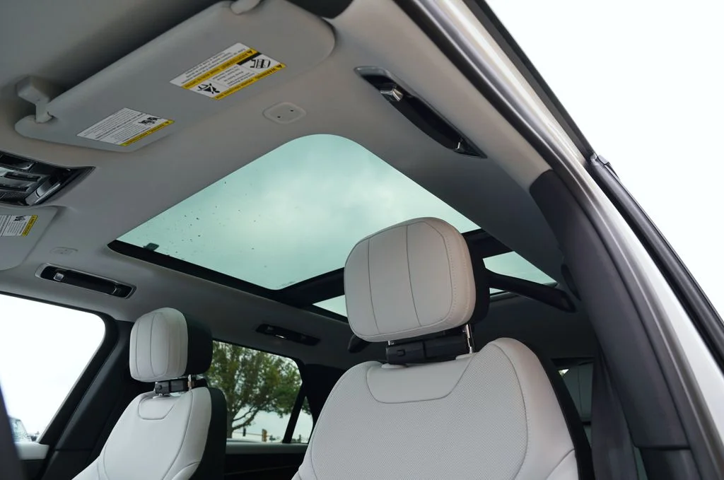 New 2026 Fuji White Land Rover Dynamic SE image 13