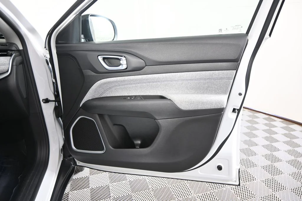 Used 2022 White Jeep Latitude image 12