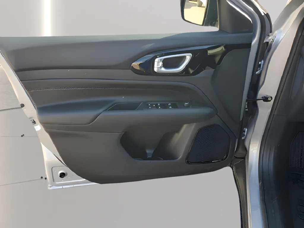 New 2026 Silver Zynith Metallic Clearcoat Jeep Latitude image 29