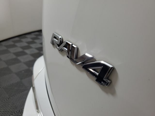 Used 2017 White Toyota XLE image 8