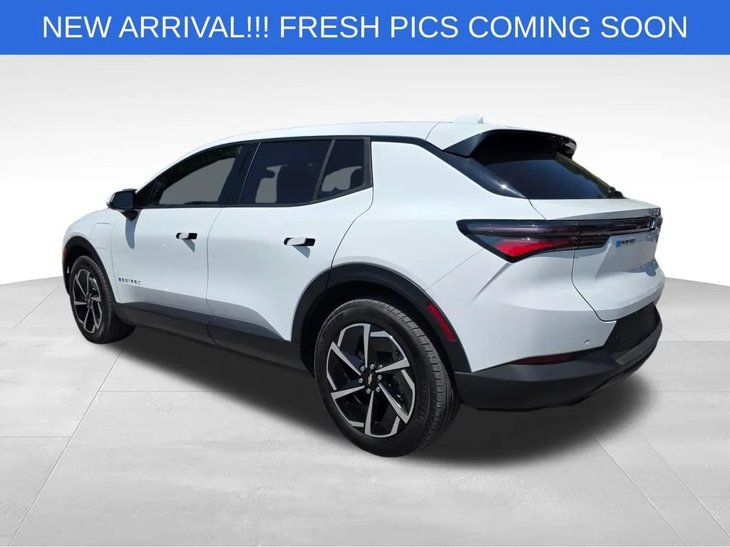 Used 2025 Summit White Chevrolet LT image 5