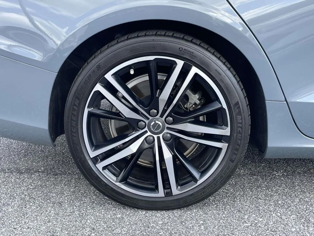 Used 2022 Thunder Grey Metallic Volvo R-Design Expression image 31