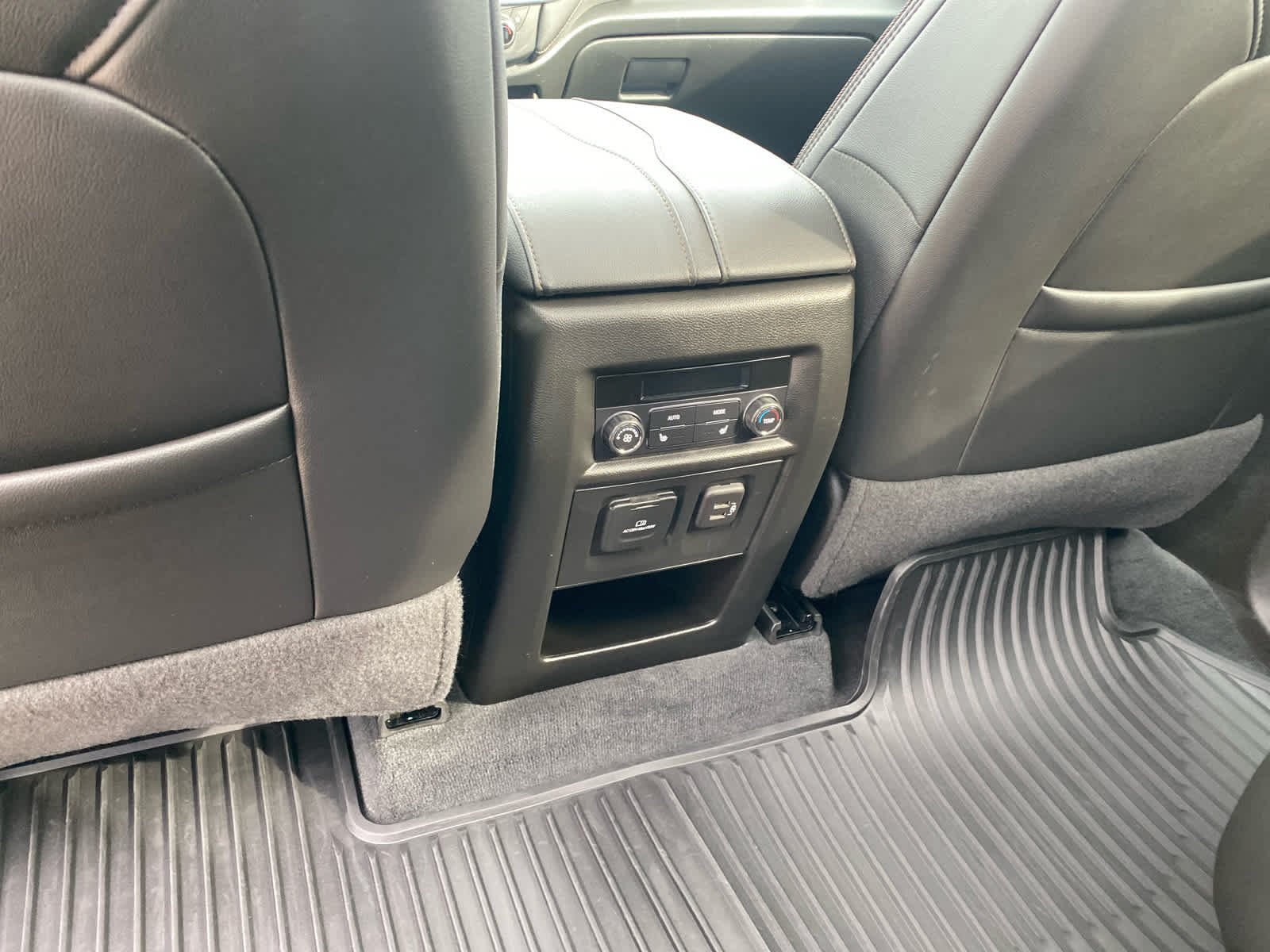 Used 2023 Iridescent Pearl Tricoat Chevrolet High Country image 26