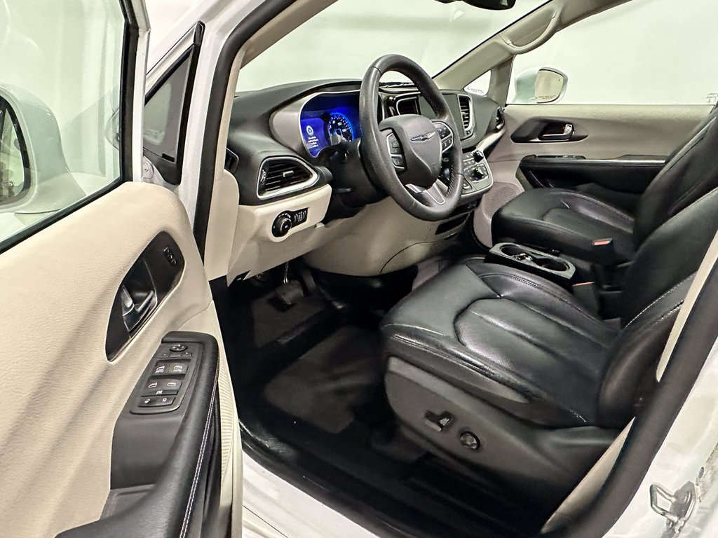 Used 2022 White Chrysler Wheelchair Accessible-Touring L image 19