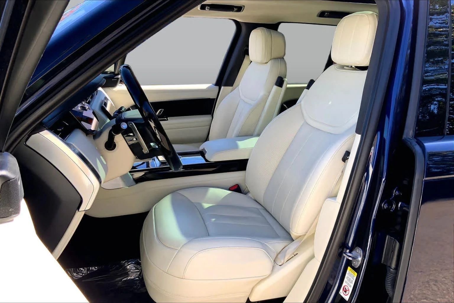 Used 2023 Portofino Blue Metallic Land Rover SE image 9