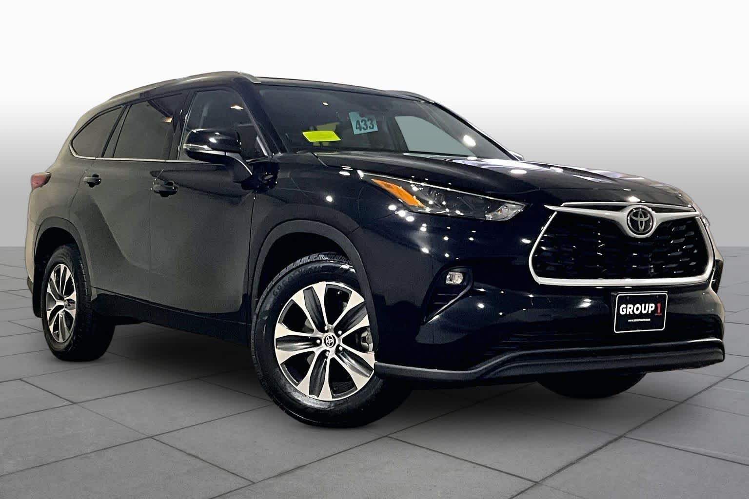 Used 2022 Midnight Black Metallic Toyota XLE image 6
