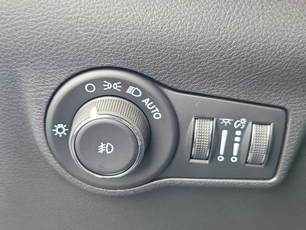 New 2026 Diamond Black Crystal Pearlcoat Jeep Latitude image 23