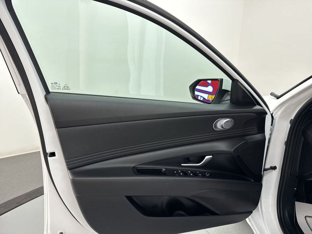Used 2025 White Hyundai SEL Convenience image 13