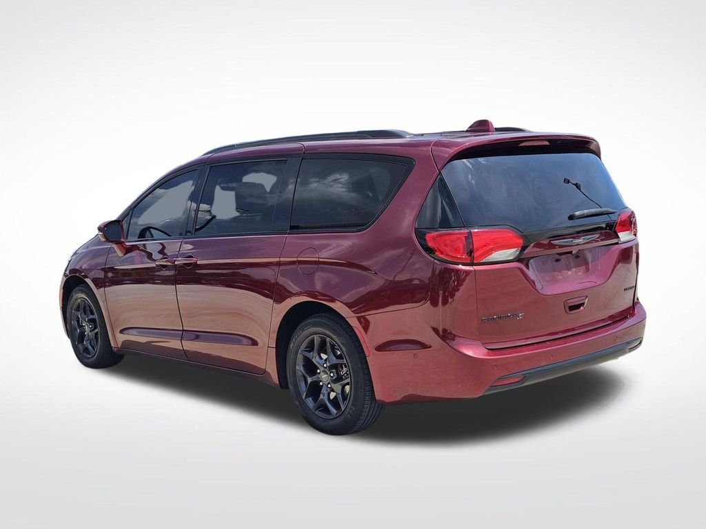 Used 2019 Red Chrysler Limited image 9
