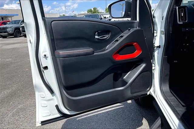 Used 2025 White Nissan PRO-4X image 17