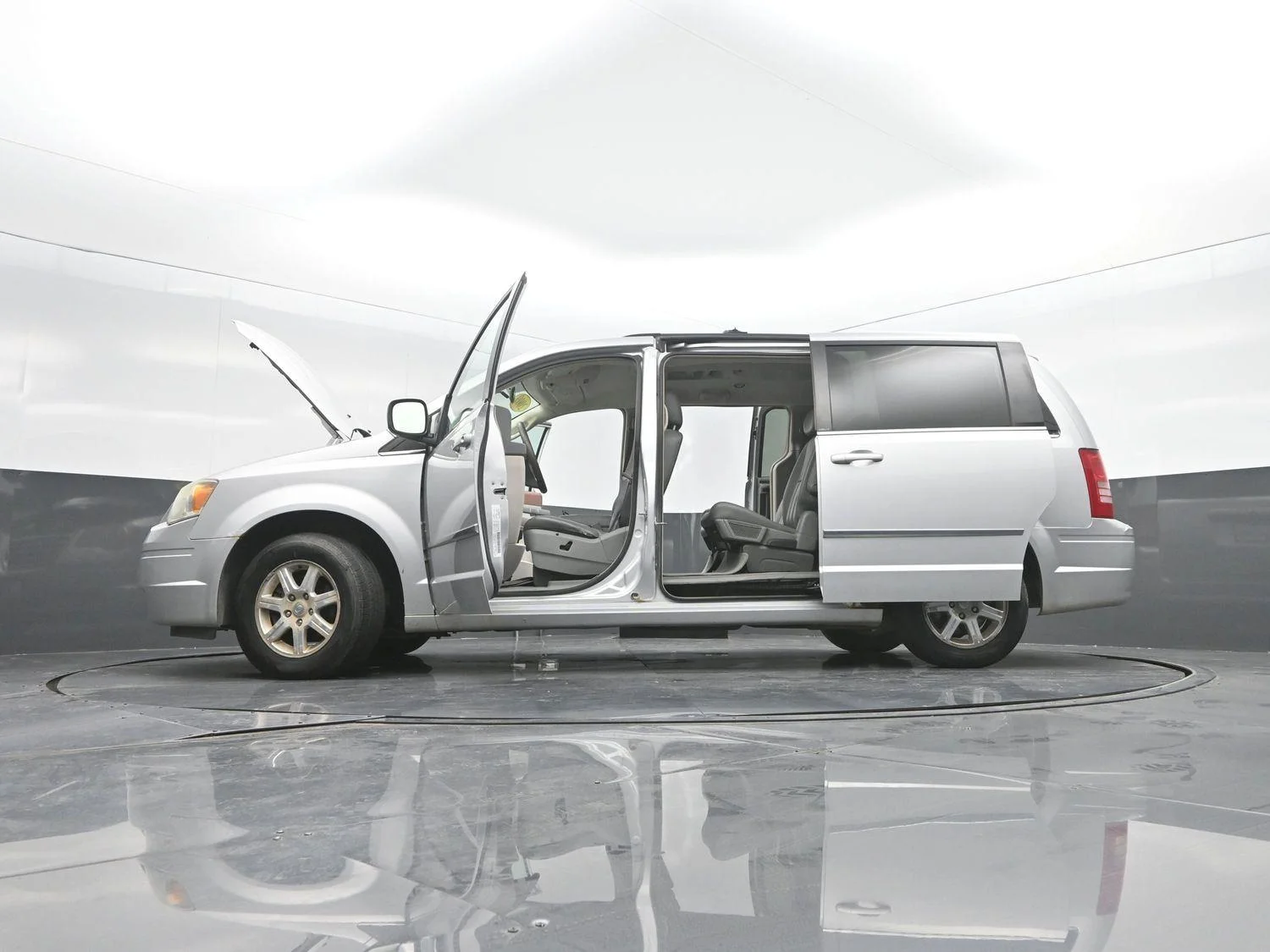 Used 2009 Bright Silver Metallic Chrysler Touring image 48