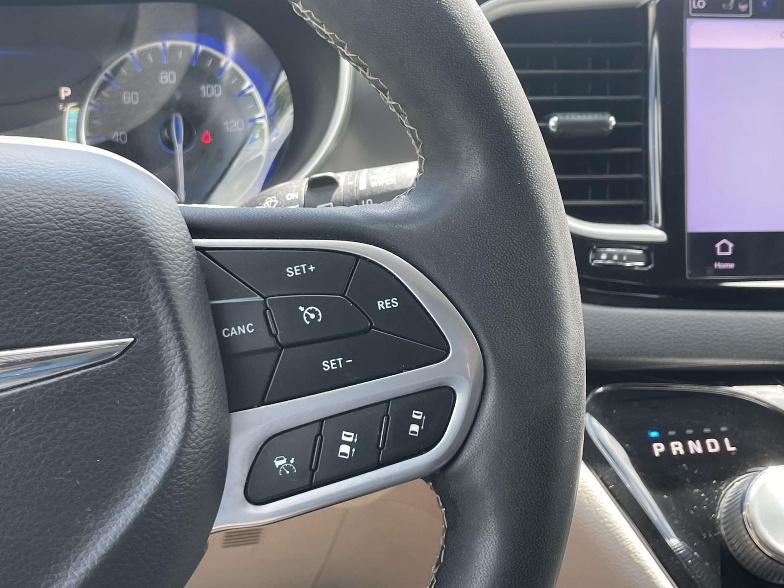 Used 2022 Ceramic Gray Clearcoat Chrysler Touring L image 21