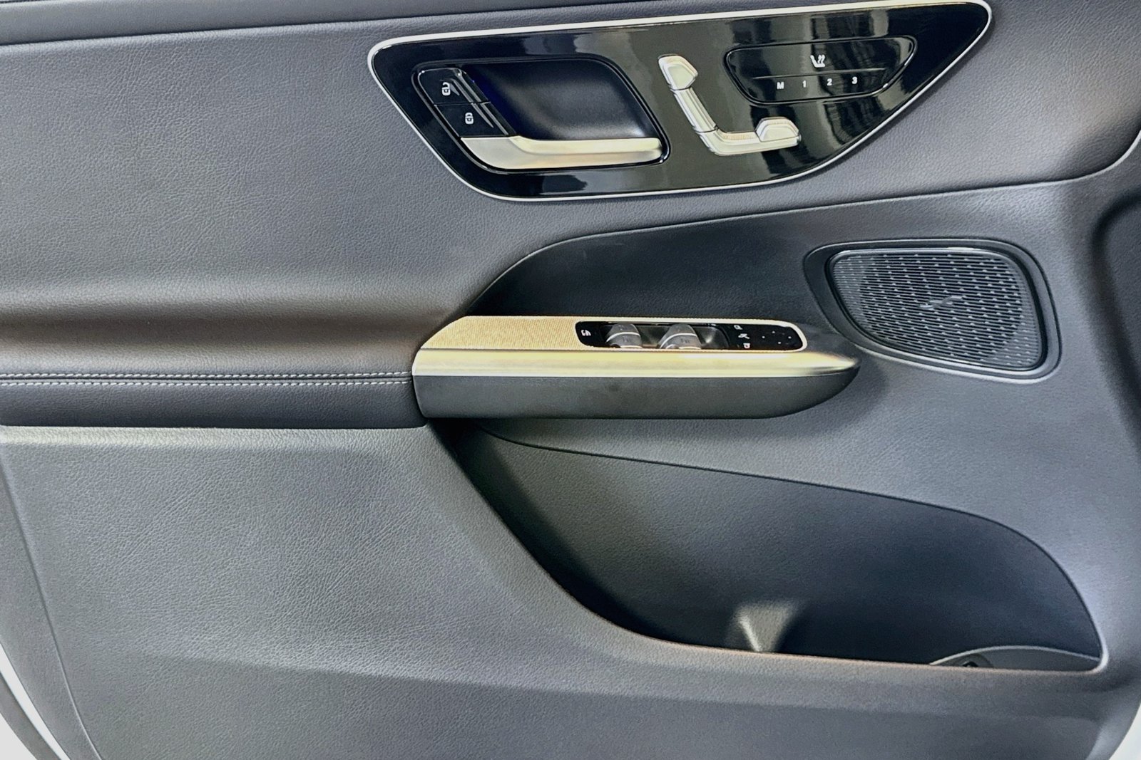 New 2026 Polar White Mercedes-Benz GLC 300 image 16