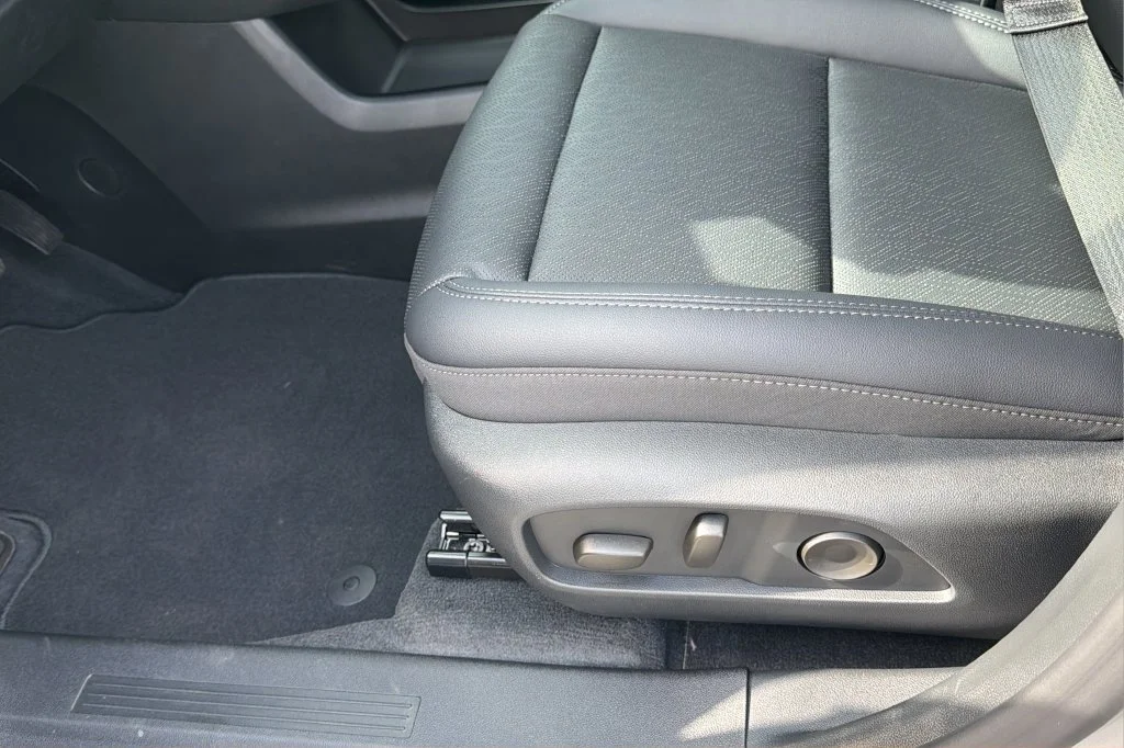 New 2027 Sterling Gray Metallic Chevrolet LT image 18