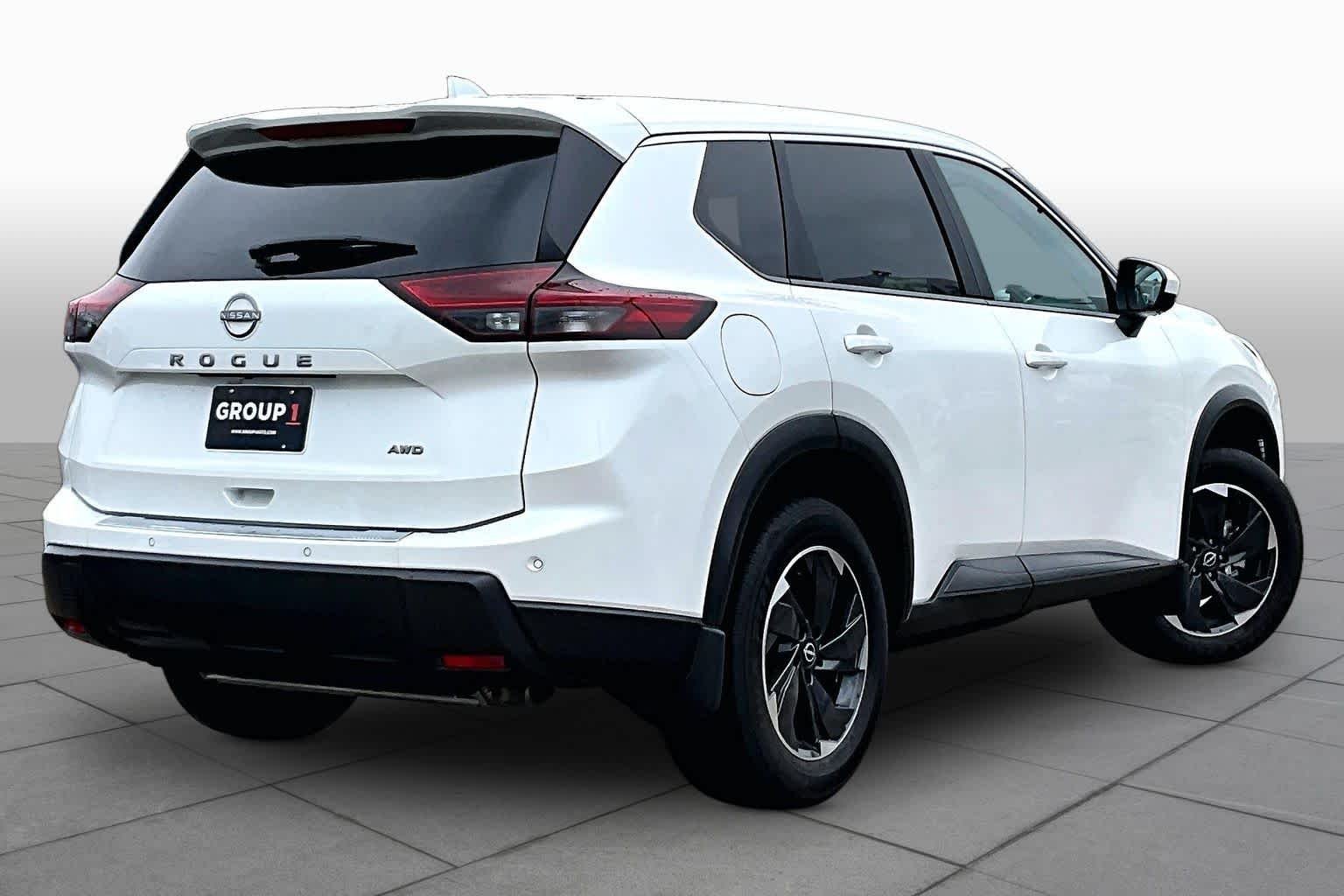 Used 2026 Everest White Pearl Tricoat Nissan SV image 13