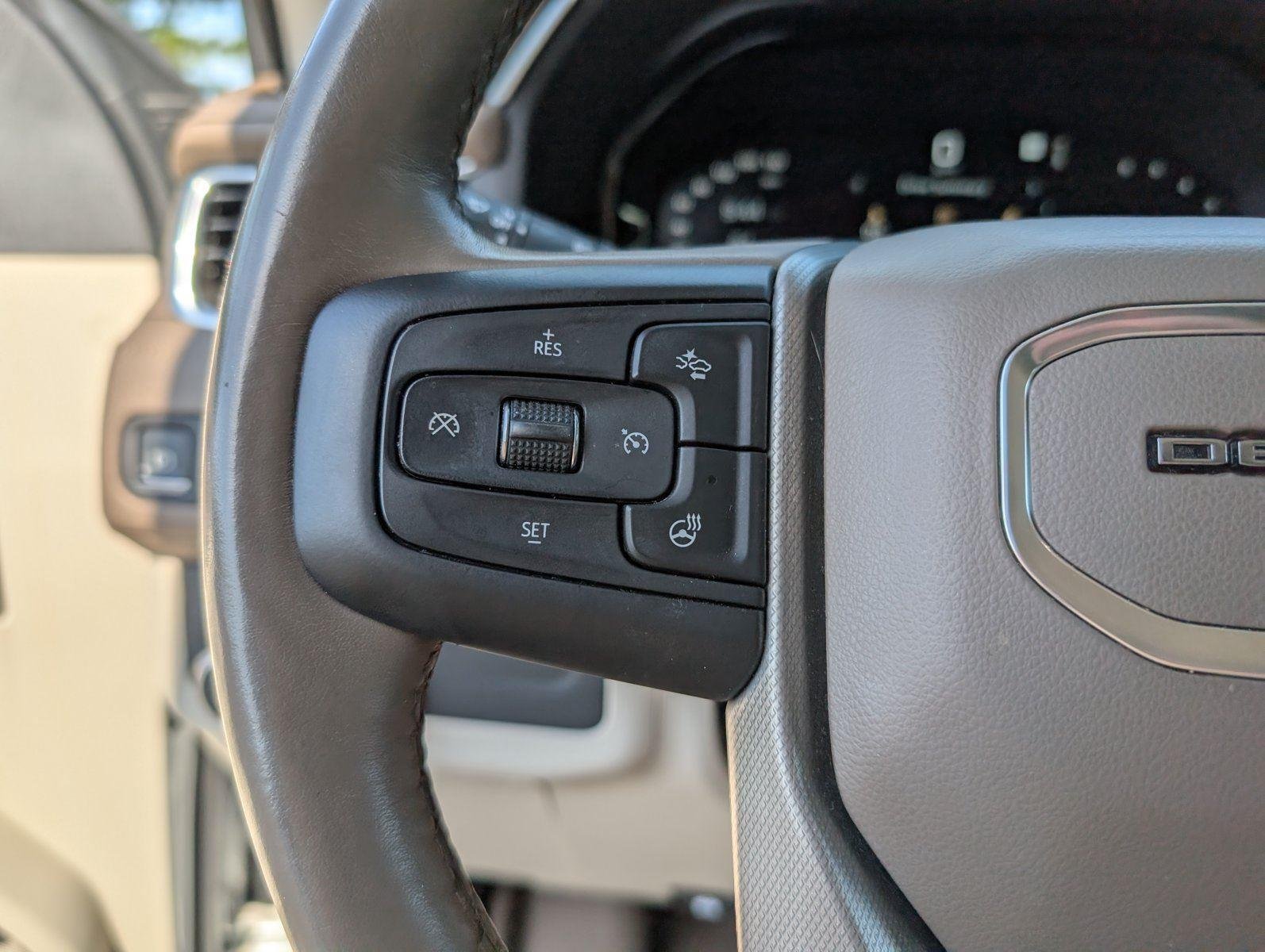 Used 2022 White Frost Tricoat GMC Denali image 28