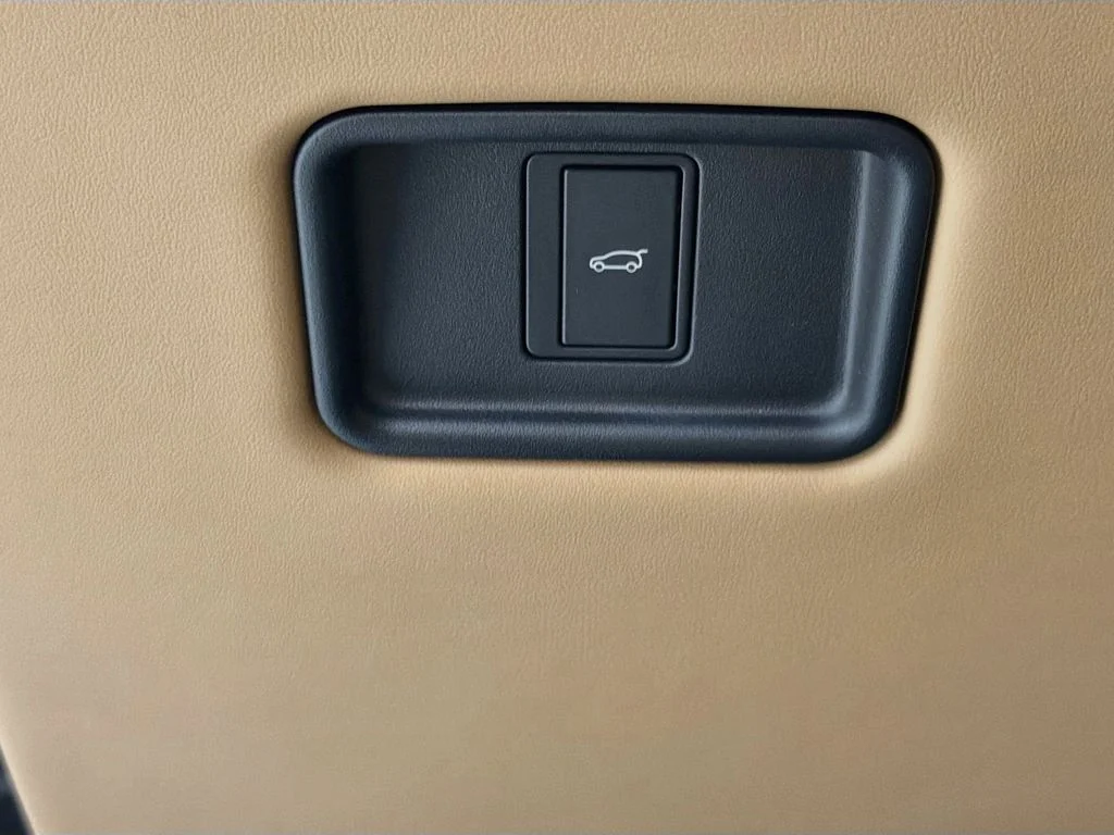 New 2026 Fuji White Land Rover SE image 10
