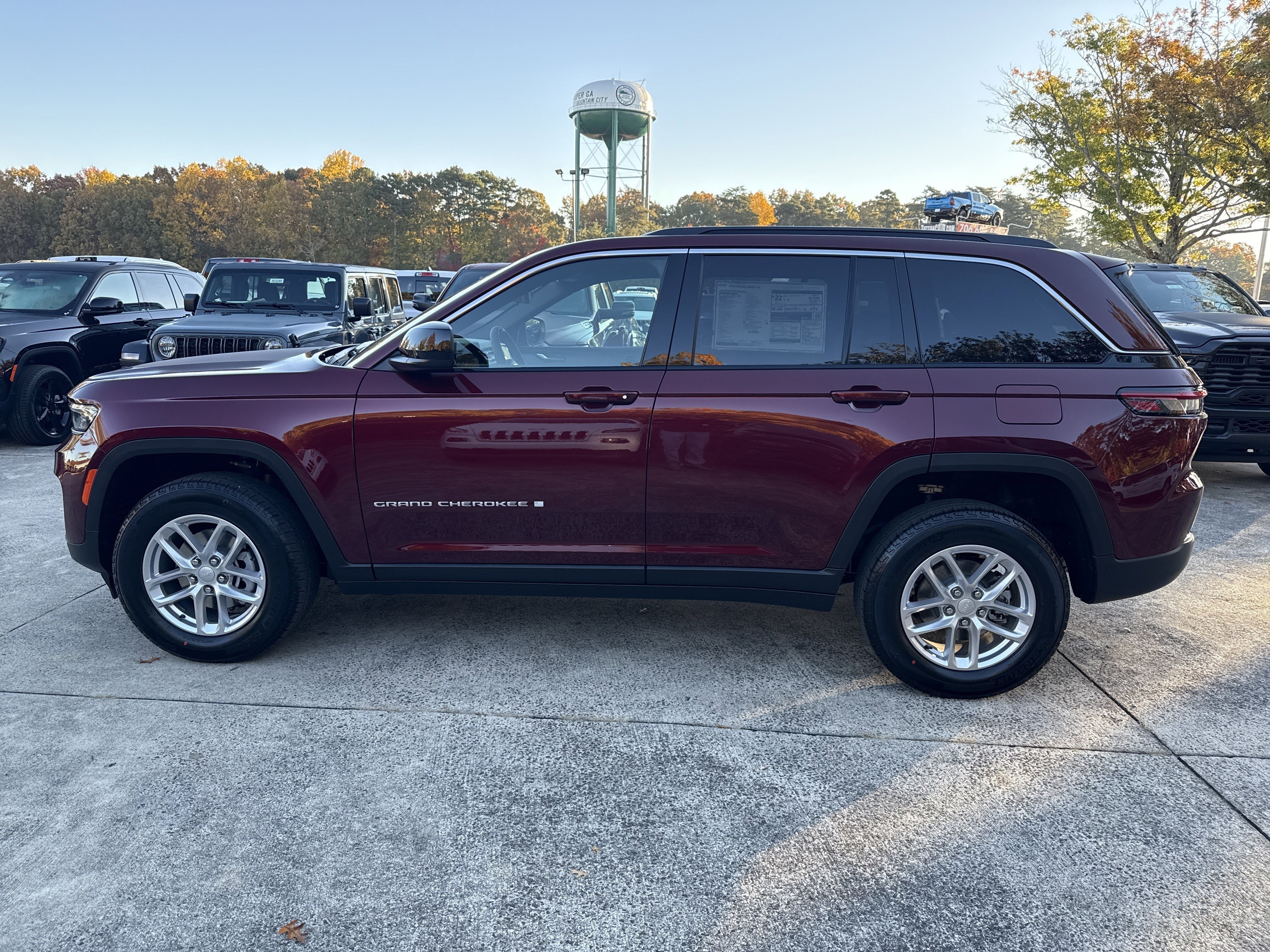 New 2025 Velvet Red Pearlcoat Jeep Laredo image 4