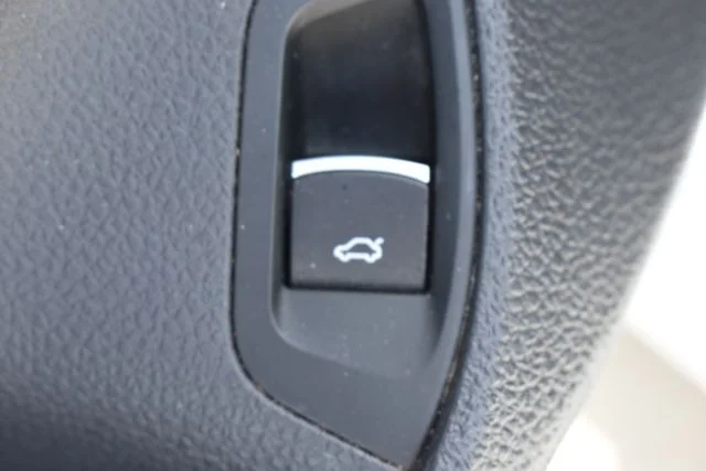 Used 2013 White Volkswagen TDI SEL Premium image 11