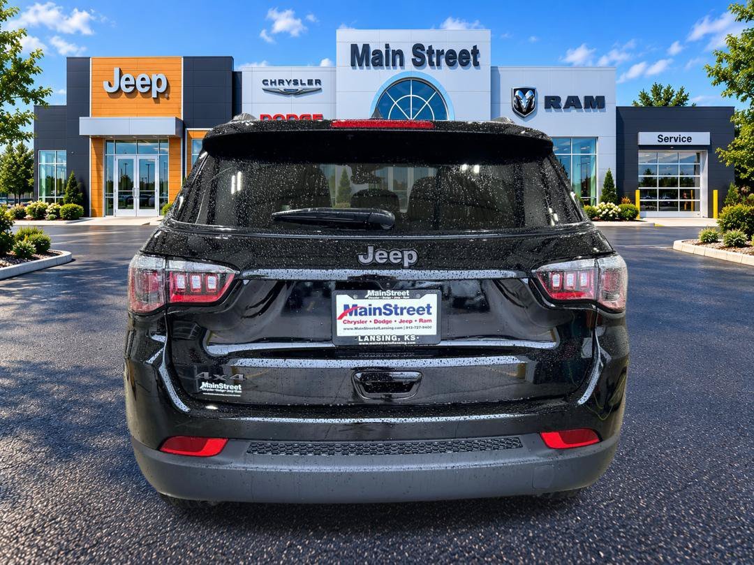 New 2026 Diamond Black Crystal Pearl-Coat Exterior Paint Jeep Latitude Altitude image 4