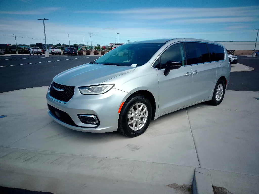 Used 2024 Silver Mist Clearcoat Chrysler Touring L image 7