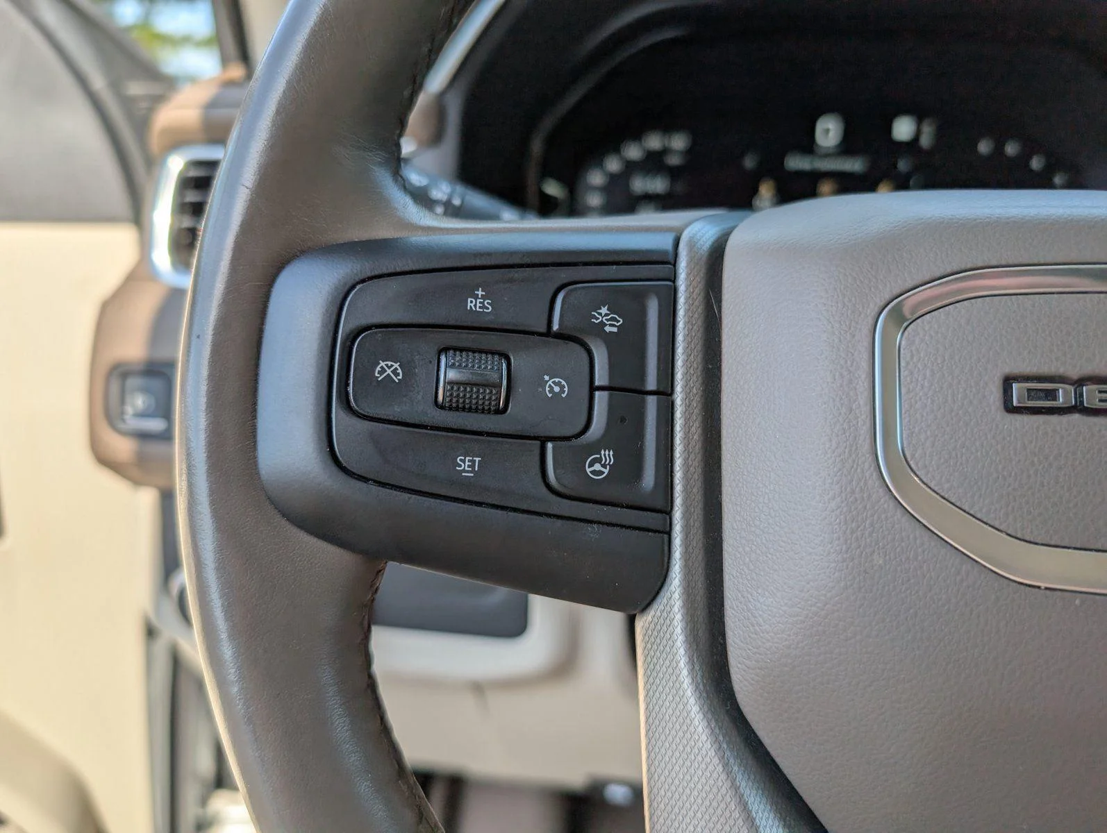 Used 2022 White Frost Tricoat GMC Denali image 28