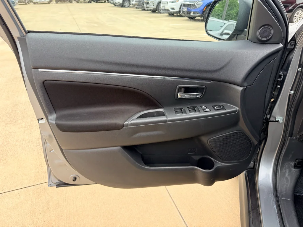 Used 2024 Labrador Black Pearl Mitsubishi ES image 10