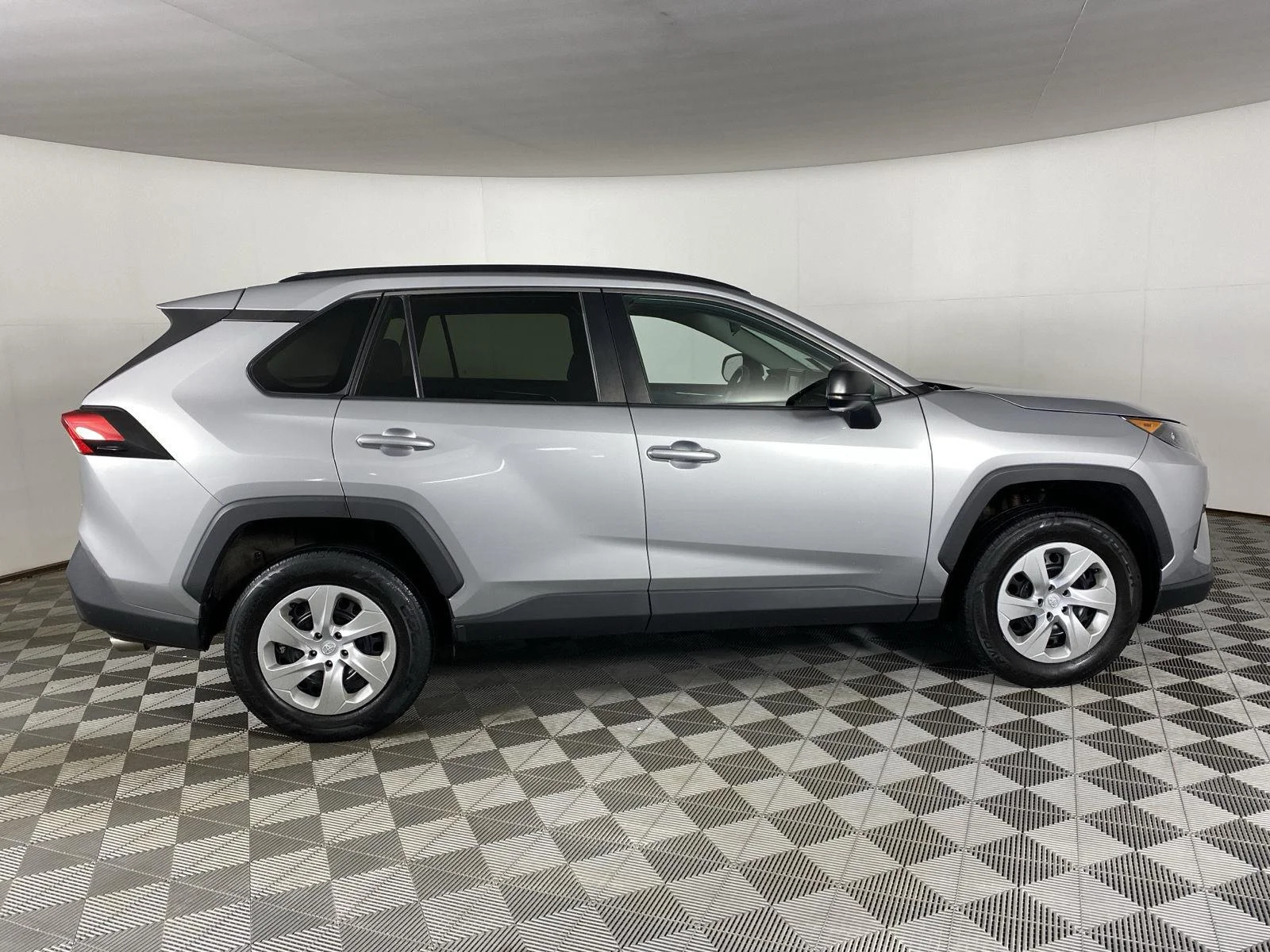 Used 2019 Gy Toyota LE image 8
