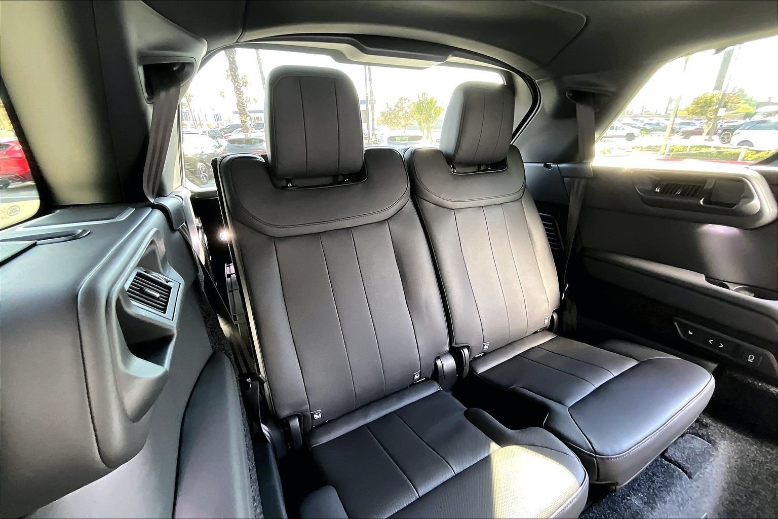 New 2026 Santorini Black Land Rover SE image 11