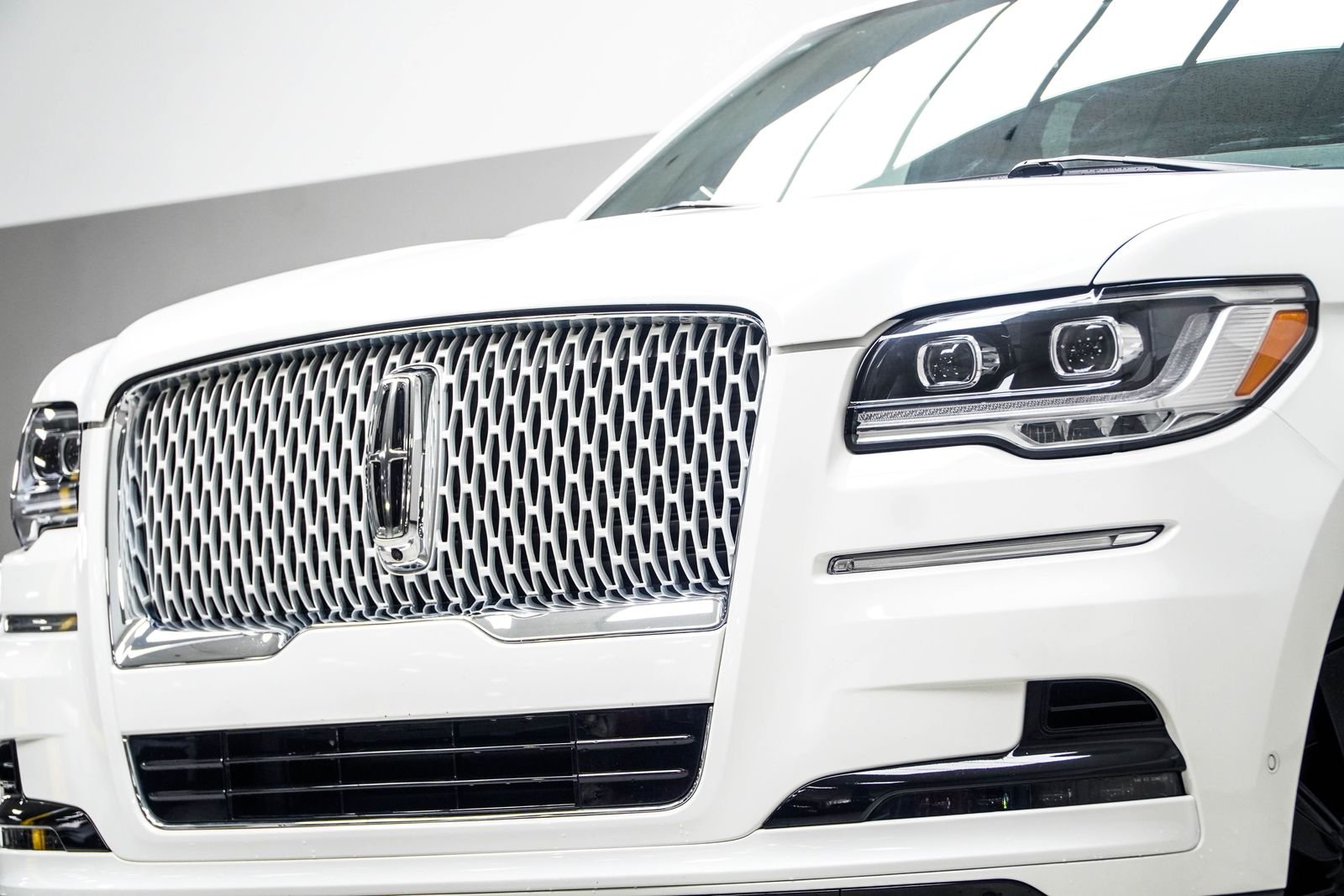 Used 2023 White Lincoln Reserve image 2