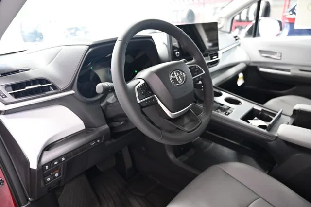 2026 Toyota Sienna XLE - Photo 23