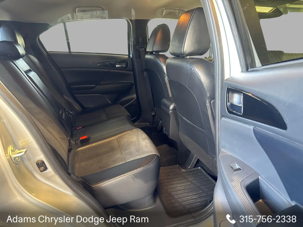 Used 2025  Mitsubishi SE image 11