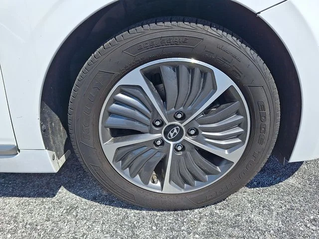 Used 2020 White Hyundai SE image 7