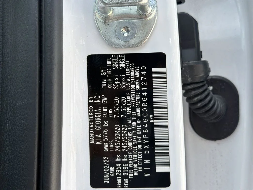 Used 2024 White Kia S image 41