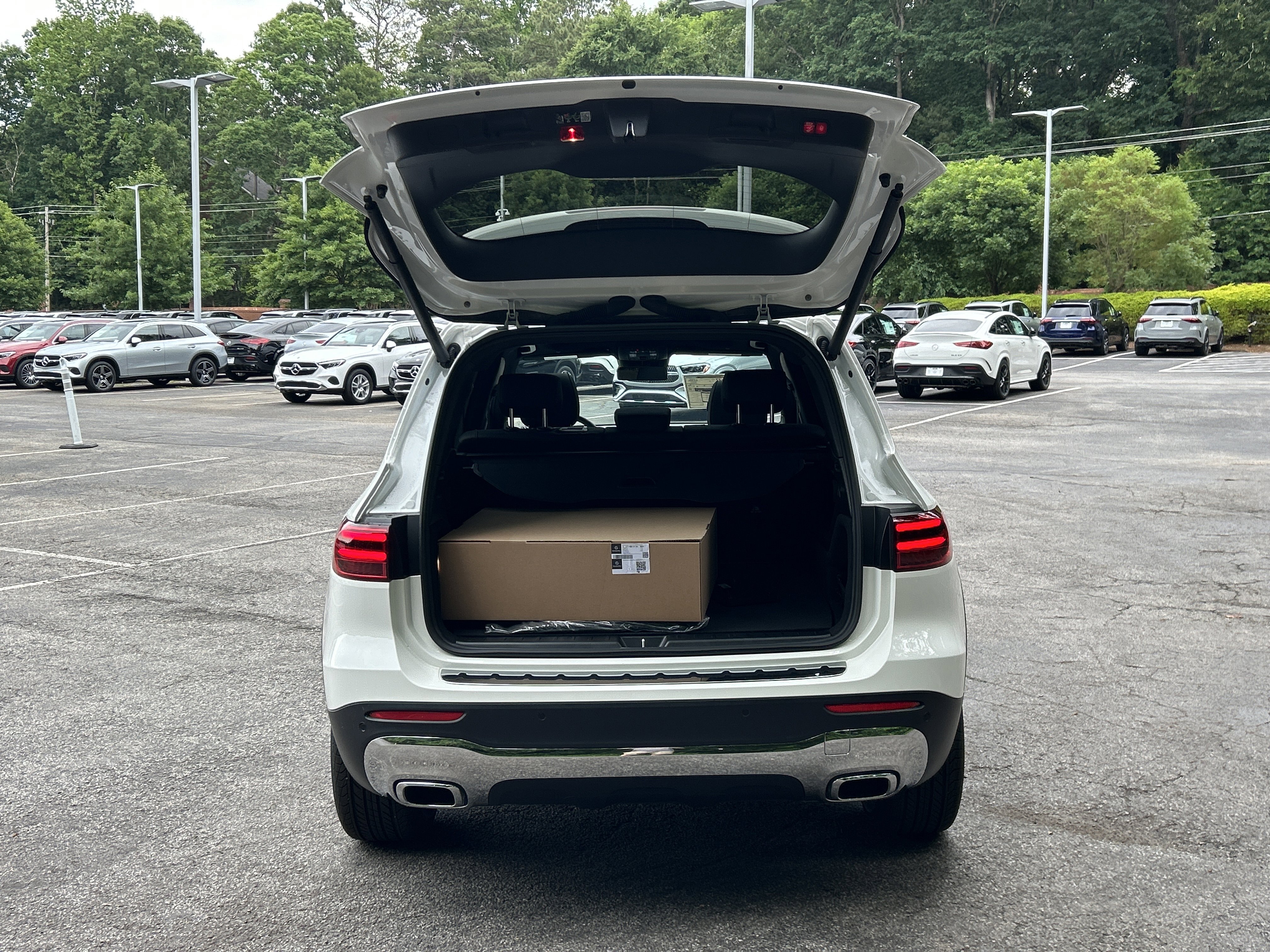New 2026 Polar White Mercedes-Benz GLB 250 4MATIC® SUV image 13