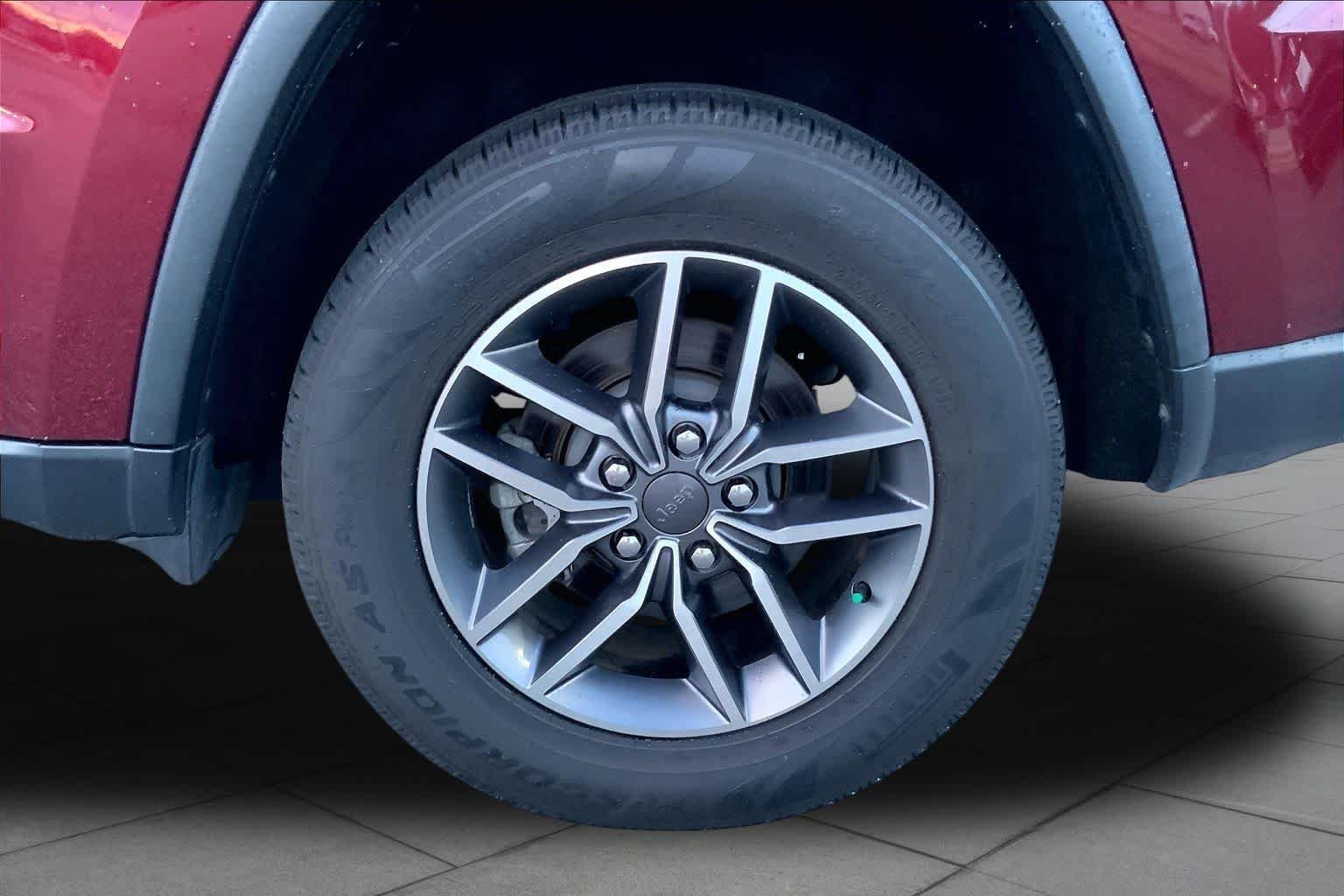Used 2021 Velvet Red Pearlcoat Jeep Limited image 9