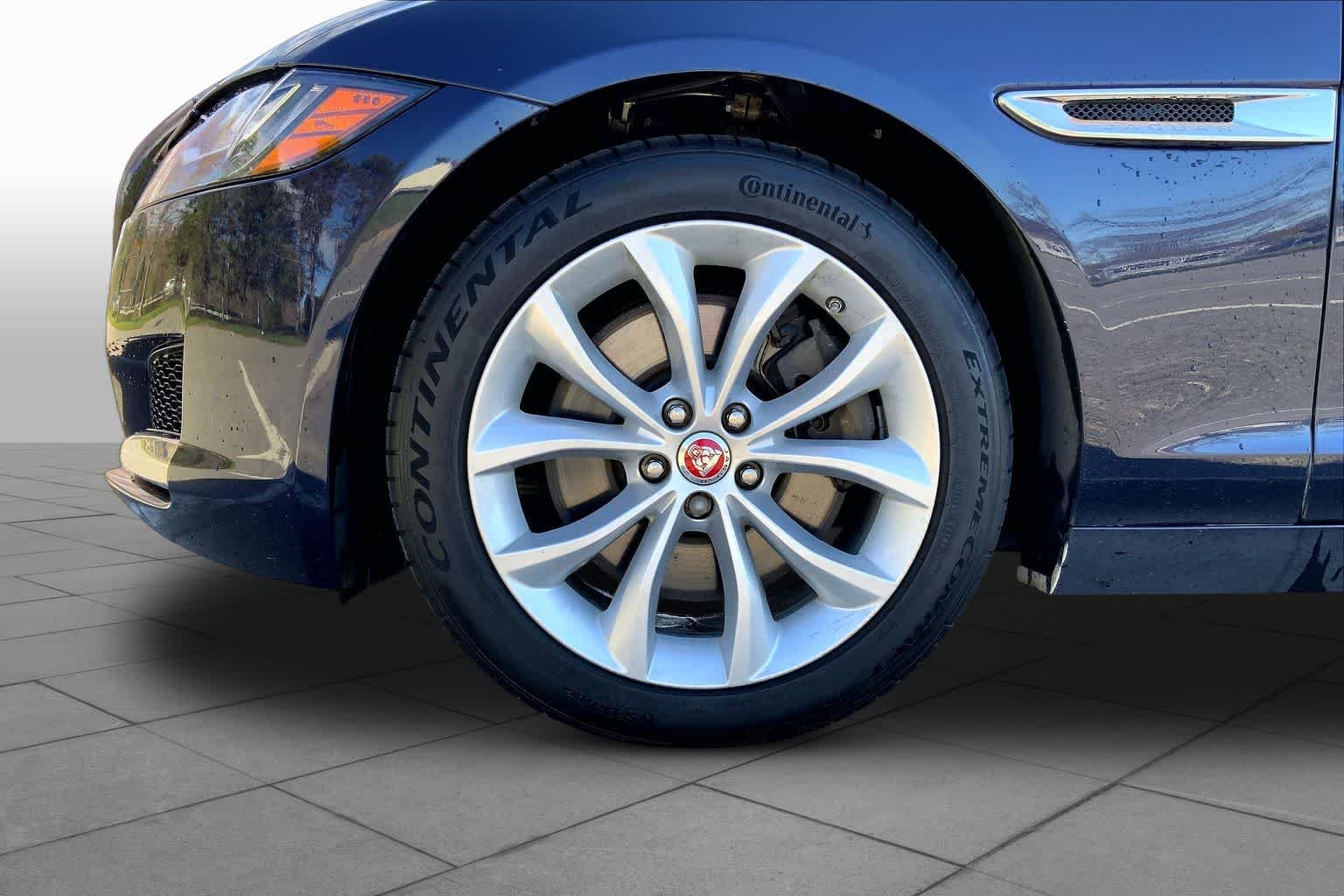 Used 2018 Loire Blue Metallic Jaguar 35t Prestige image 11