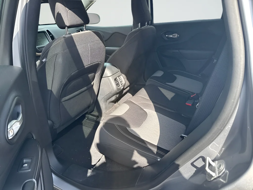 Used 2014 Silver Jeep Latitude image 6
