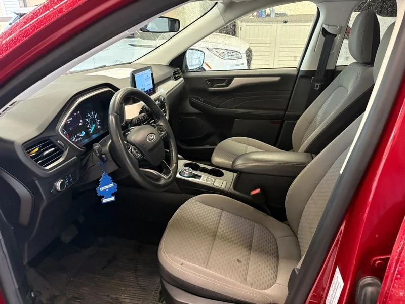 Used 2022 Red Ford SE image 5