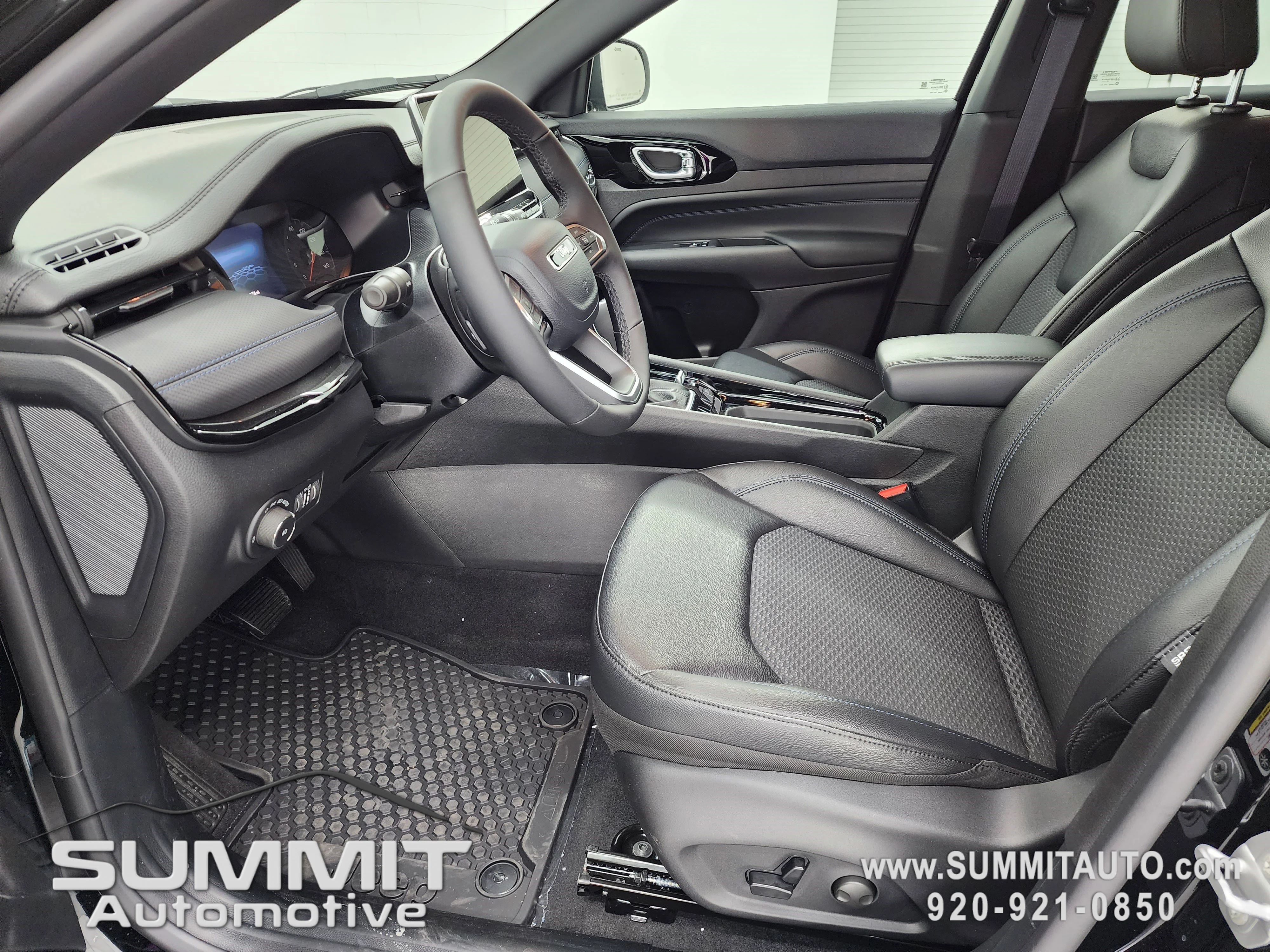 New 2026 Diamond Black Crystal Pearlcoat Jeep Latitude image 7