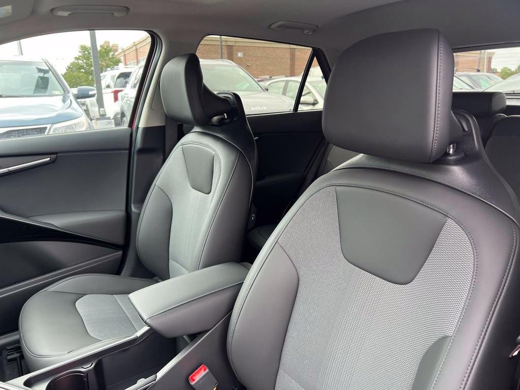 2025 Kia Niro EX Touring - Photo 13