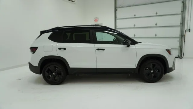 New 2026 Pure White w/Deep Black Roof Volkswagen SE Black image 4