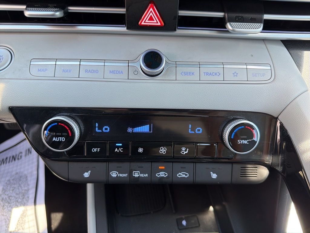 2025 Hyundai Elantra Limited - Photo 31