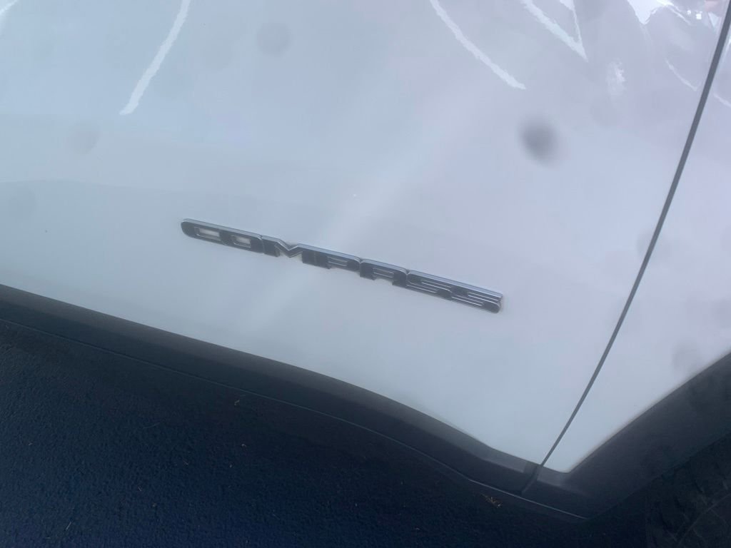Used 2022 Bright White Clearcoat Jeep Latitude image 6