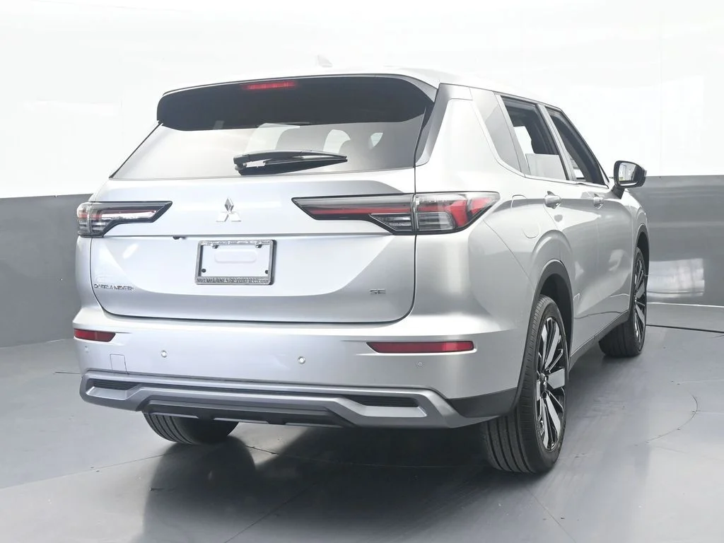 New 2026 Silver Metallic Mitsubishi SE 1.5T 2WD image 5