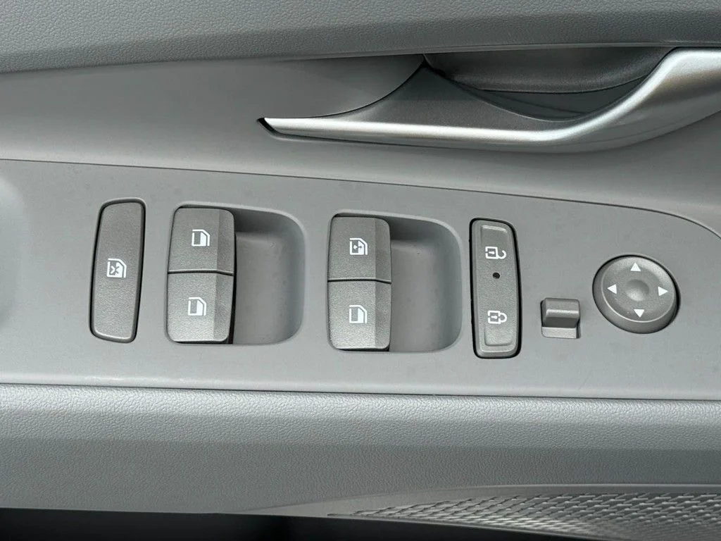 2025 Hyundai Elantra Blue - Photo 11