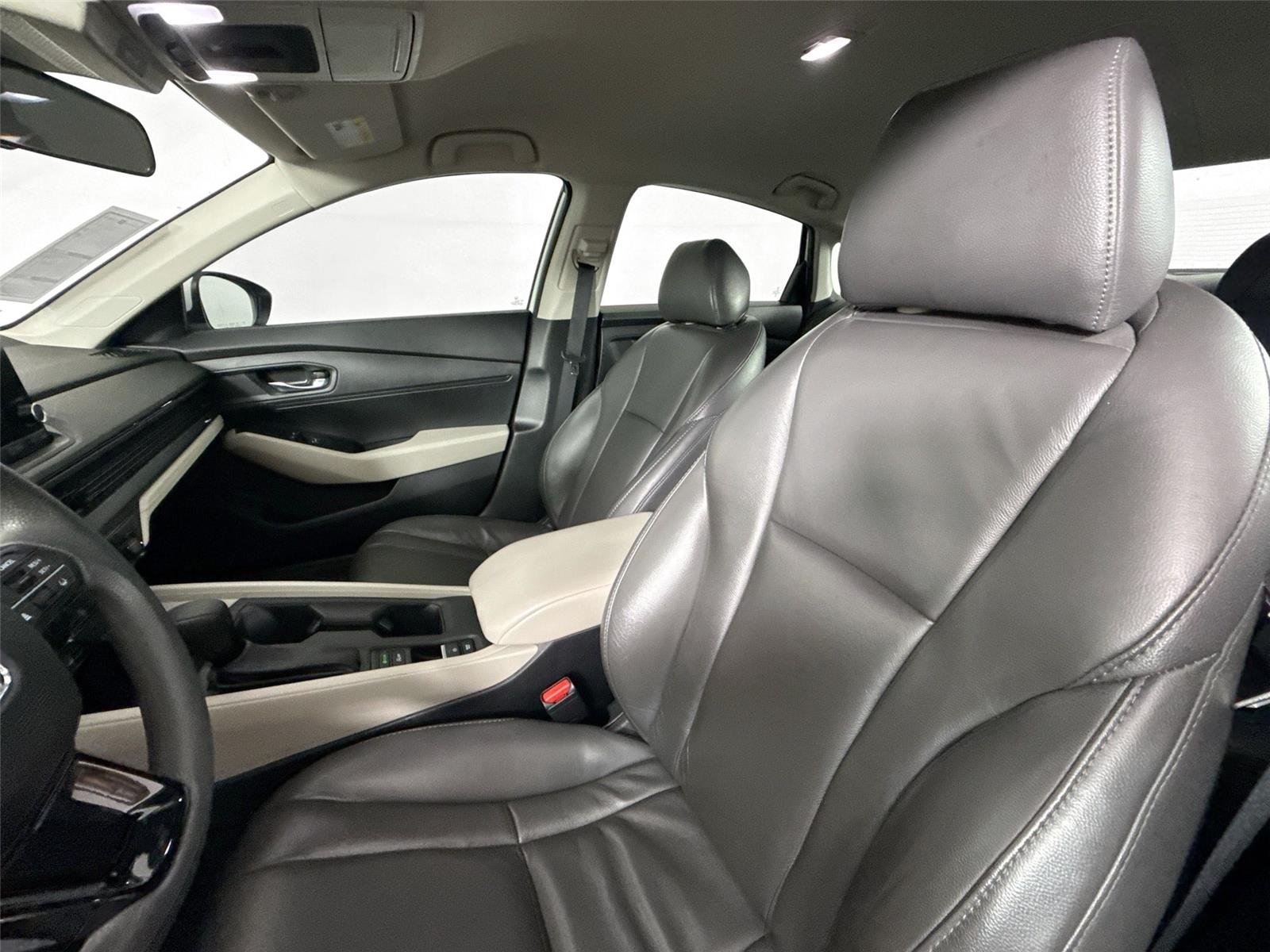 Used 2023 Platinum White Pearl Honda LX image 3